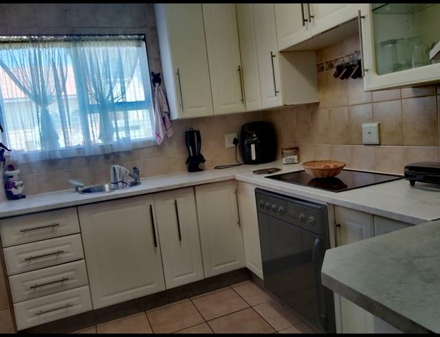 4 BEDROOM APARTMENT FOR SALE IN VAN RIEBEECK PARK